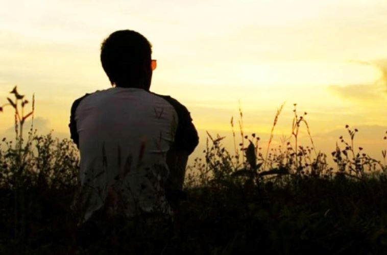 No Silêncio da Distância. De vez em quando, a realidade se curva diante da magnitude do que sinto, e eu me pergunto