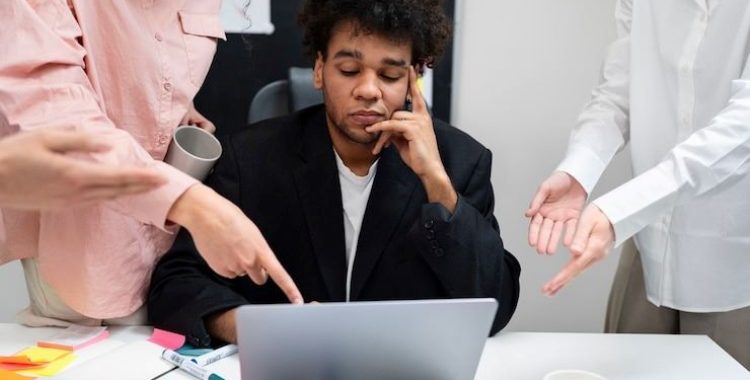 Conflitos Entre Gerações no Trabalho Conflitos Entre Gerações no Trabalho. analisamos esses conflitos, comportamentos de cada geração e o impacto dessas no ambiente de trabalho.