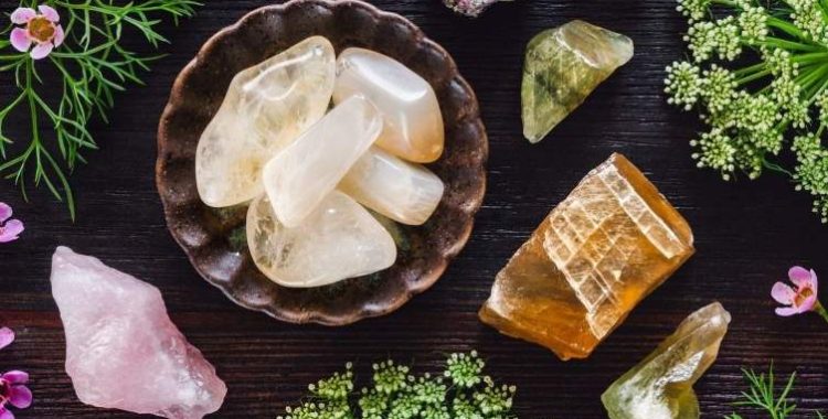 Desvende os Segredos da Terra: Cristais e Ervas, um Poderoso Duo Mágico! ✨🌿. Hoje, vamos explorar o fascinante mundo dos cristais e ervas