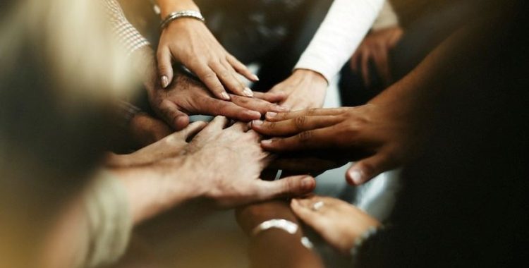 Encontrar o equilíbrio entre o eu e o nós Equilibrando o 'Eu' e o 'Nós'. Encontrar o equilíbrio entre o "eu" e o "nós" é um processo contínuo, que requer intenção, esforço
