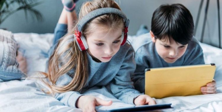 Geração Alpha Como a Internet Impactou a Geração Alpha Introdução A Geração Alpha, composta por crianças nascidas a partir de 2010, está crescendo em um mundo onde a internet é onipresente. Esta geração é a primeira a ser totalmente imersa na tecnologia digital desde o nascimento. Neste post, vamos explorar como a internet impactou a Geração Alpha, destacando os aspectos positivos e negativos dessa influência. A Influência da Internet na Geração Alpha Acesso à Informação A internet oferece à Geração Alpha um acesso sem precedentes à informação. Desde cedo, essas crianças podem aprender sobre qualquer assunto com apenas alguns cliques. Isso promove a curiosidade e o aprendizado autodidata, permitindo que desenvolvam habilidades e conhecimentos de forma independente. Desenvolvimento de Habilidades Digitais Crescer em um ambiente digital ajuda a Geração Alpha a desenvolver habilidades tecnológicas desde cedo. Eles se tornam proficientes no uso de dispositivos eletrônicos, aplicativos e plataformas online, habilidades que serão essenciais no futuro mercado de trabalho. Conectividade e Socialização A internet permite que a Geração Alpha se conecte com pessoas de todo o mundo. Redes sociais, jogos online e plataformas de comunicação facilitam a socialização e a construção de amizades, independentemente da localização geográfica. Isso pode promover uma visão mais global e inclusiva. Desafios e Impactos Negativos Exposição Excessiva Um dos principais desafios é a exposição excessiva à internet. O tempo excessivo de tela pode levar a problemas de saúde, como distúrbios do sono, obesidade e problemas de visão. Além disso, a exposição a conteúdos inadequados pode ter impactos negativos no desenvolvimento emocional e psicológico. Dependência Tecnológica A Geração Alpha pode se tornar excessivamente dependente da tecnologia para entretenimento e socialização. Isso pode resultar em uma diminuição das habilidades sociais presenciais e na dificuldade de se desconectar do mundo digital. Privacidade e Segurança A privacidade e a segurança online são preocupações importantes. A Geração Alpha pode não estar totalmente ciente dos riscos associados ao compartilhamento de informações pessoais na internet. É crucial educar essa geração sobre práticas seguras e responsáveis no ambiente digital. Como Equilibrar os Benefícios e Desafios Educação Digital Educar a Geração Alpha sobre o uso responsável da internet é fundamental. Isso inclui ensinar sobre privacidade, segurança online e a importância de equilibrar o tempo de tela com atividades offline. Monitoramento e Limites Os pais e responsáveis devem monitorar o uso da internet e estabelecer limites claros. Isso ajuda a garantir que as crianças tenham uma experiência online segura e equilibrada. Incentivar Atividades Offline Promover atividades offline, como esportes, leitura e brincadeiras ao ar livre, é essencial para o desenvolvimento saudável da Geração Alpha. Essas atividades ajudam a equilibrar o tempo de tela e promovem habilidades sociais e físicas. Conclusão A internet tem um impacto profundo na Geração Alpha, oferecendo tanto benefícios quanto desafios. Ao educar e monitorar o uso da internet, podemos ajudar essa geração a aproveitar ao máximo as oportunidades digitais enquanto minimizamos os riscos. A chave é encontrar um equilíbrio saudável que permita à Geração Alpha crescer e prosperar em um mundo cada vez mais digital. Aqui estão algumas fontes que discutem o impacto da internet na Geração Alpha: EcoEdu - Este artigo aborda os desafios e oportunidades que a Geração Alpha enfrenta, destacando como a tecnologia molda suas vidas e o futuro do trabalho. Faz Educação - Este artigo explora o impacto da tecnologia na educação da Geração Alpha, com dados específicos sobre o acesso à tecnologia entre estudantes brasileiros. Escola Educação - Este artigo discute como a Geração Alpha, a primeira geração totalmente online, está moldando o futuro e enfrentando desafios únicos. Essas fontes fornecem uma visão abrangente sobre como a internet e a tecnologia impactam a Geração Alpha.
