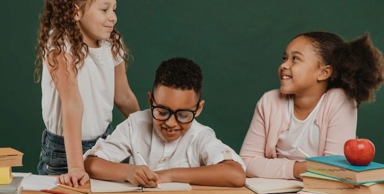 O ‘Eu’ e o ‘Nós’ na Educação O 'Eu' e o 'Nós' na Educação. O Papel Crucial da Educação no Equilíbrio entre o 'Eu' e o 'Nós' Saiba mais em nosso site