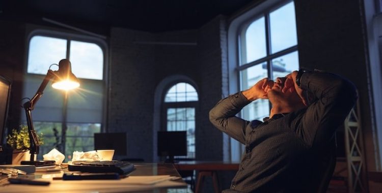Sem energia no final da tarde É comum recorrer ao café para tentar se recuperar, mas exagerar na dose pode prejudicar a saúde e o sono.