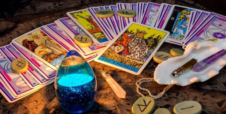 Tarot Terapêutico O Tarot Terapêutico é uma ferramenta poderosa para aqueles que desejam aprofundar seu autoconhecimento e melhorar sua relação consigo mesmos.